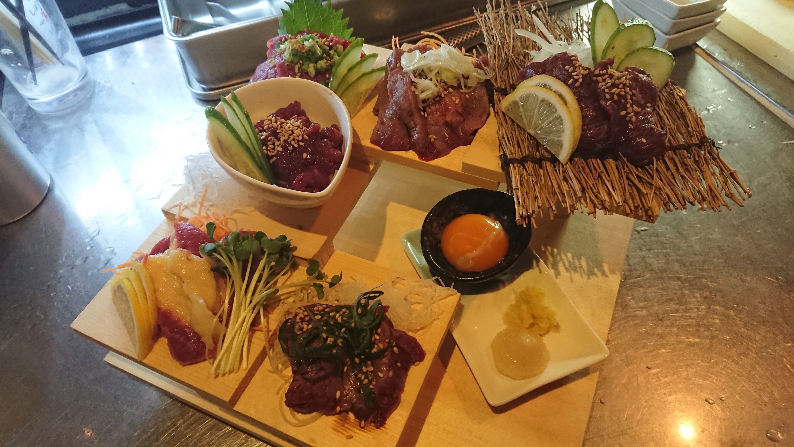 新名物!馬刺し豪華階段盛り ¥3580